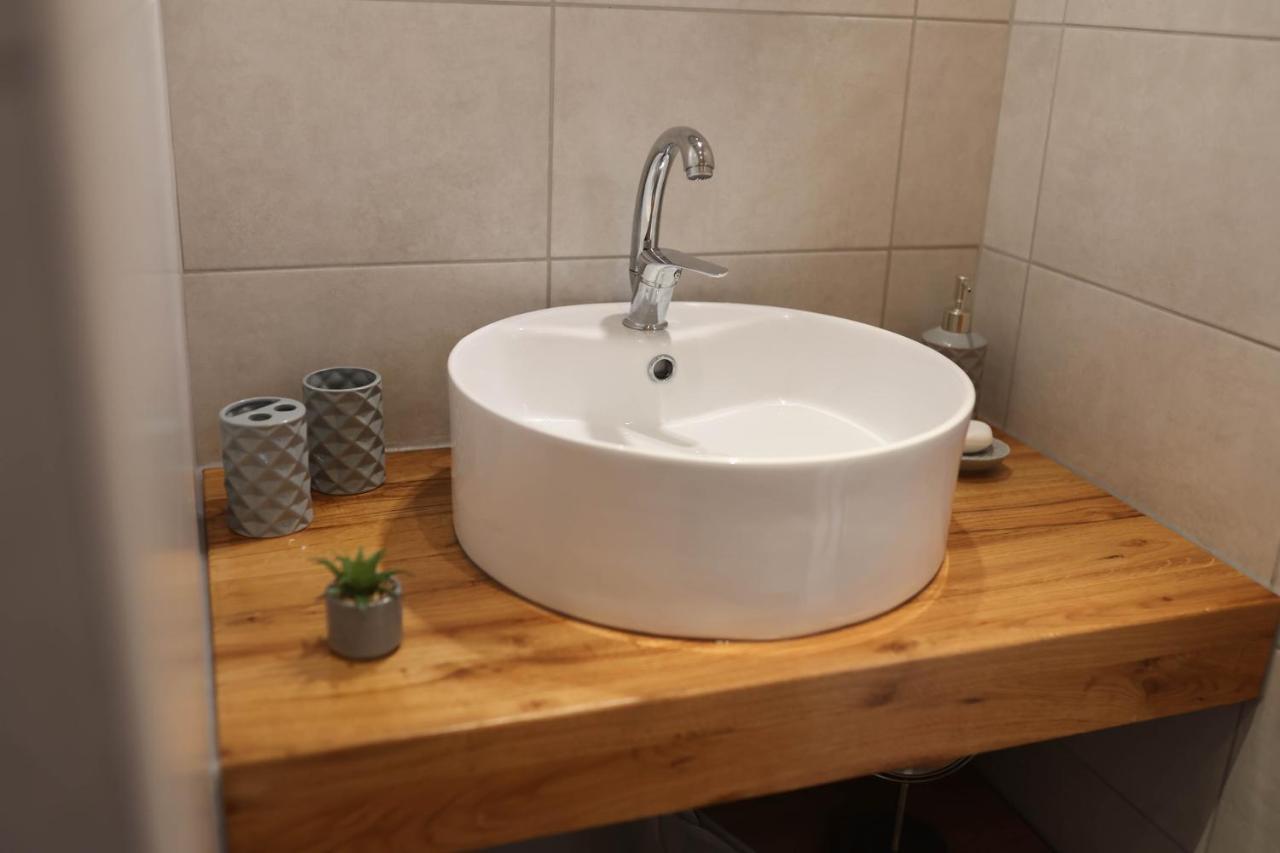 Apartman Hana Licki Osik Esterno foto