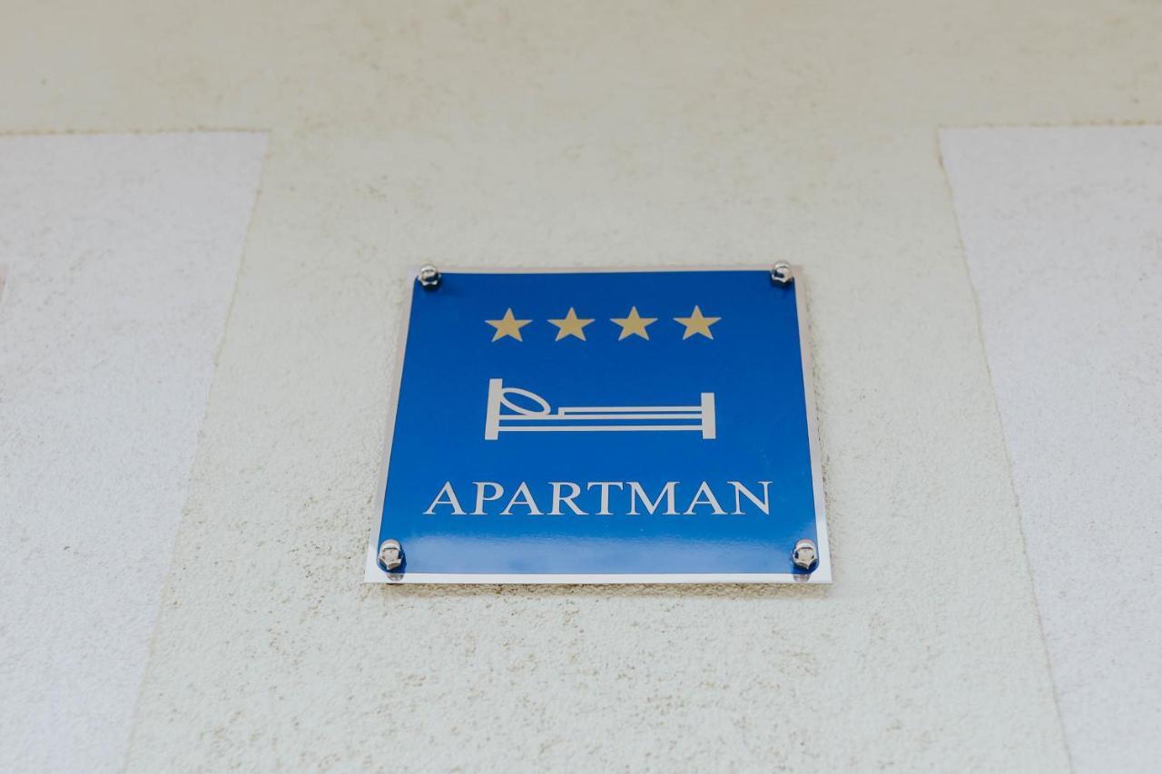 Apartman Hana Licki Osik Esterno foto